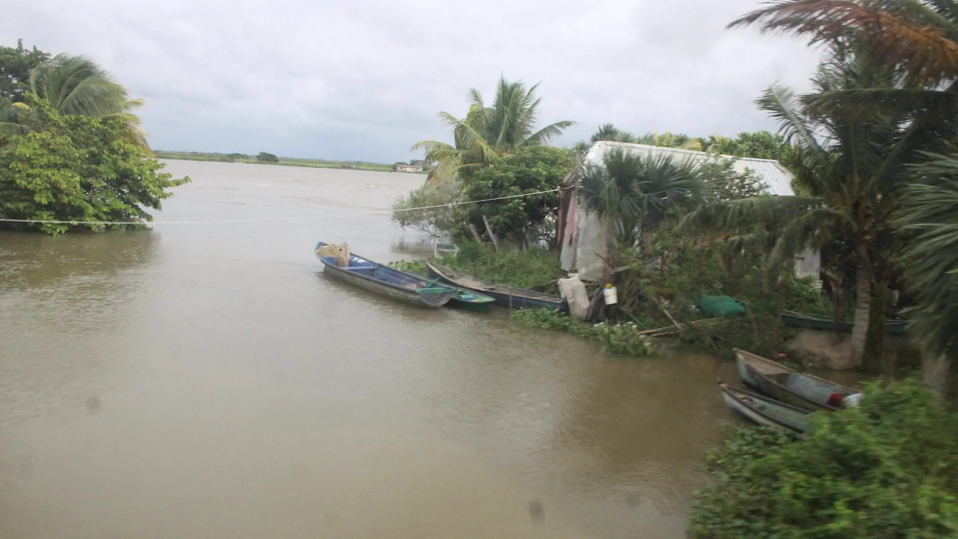 Casas inundadas en la entrada a Tlacotalpan